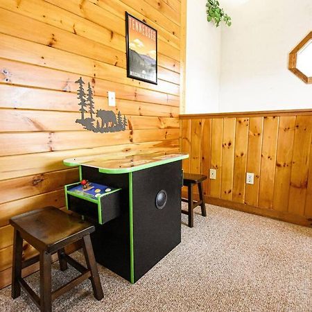 Four Private Suites - Hot Tub - Arcade - Fast Wi-Fi - One Minute To Parkway Fun Pigeon Forge Dış mekan fotoğraf