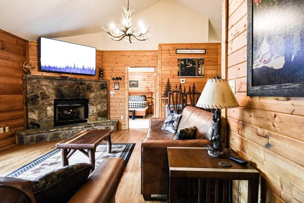 Four Private Suites - Hot Tub - Arcade - Fast Wi-Fi - One Minute To Parkway Fun Pigeon Forge Dış mekan fotoğraf