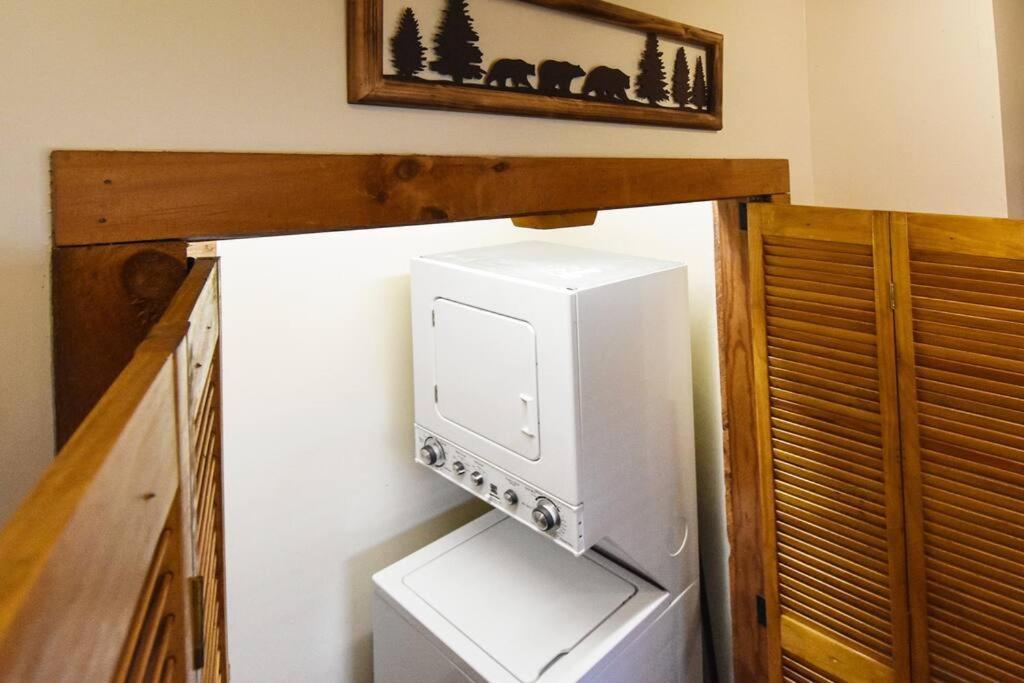 Four Private Suites - Hot Tub - Arcade - Fast Wi-Fi - One Minute To Parkway Fun Pigeon Forge Dış mekan fotoğraf