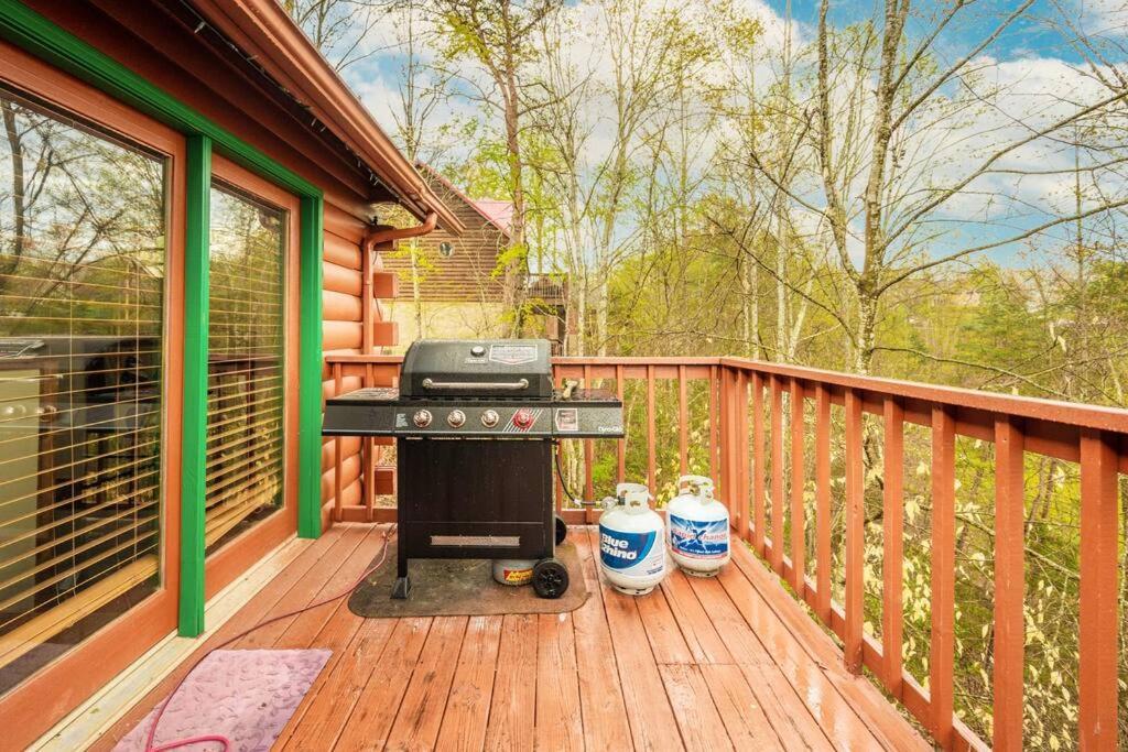 Four Private Suites - Hot Tub - Arcade - Fast Wi-Fi - One Minute To Parkway Fun Pigeon Forge Dış mekan fotoğraf