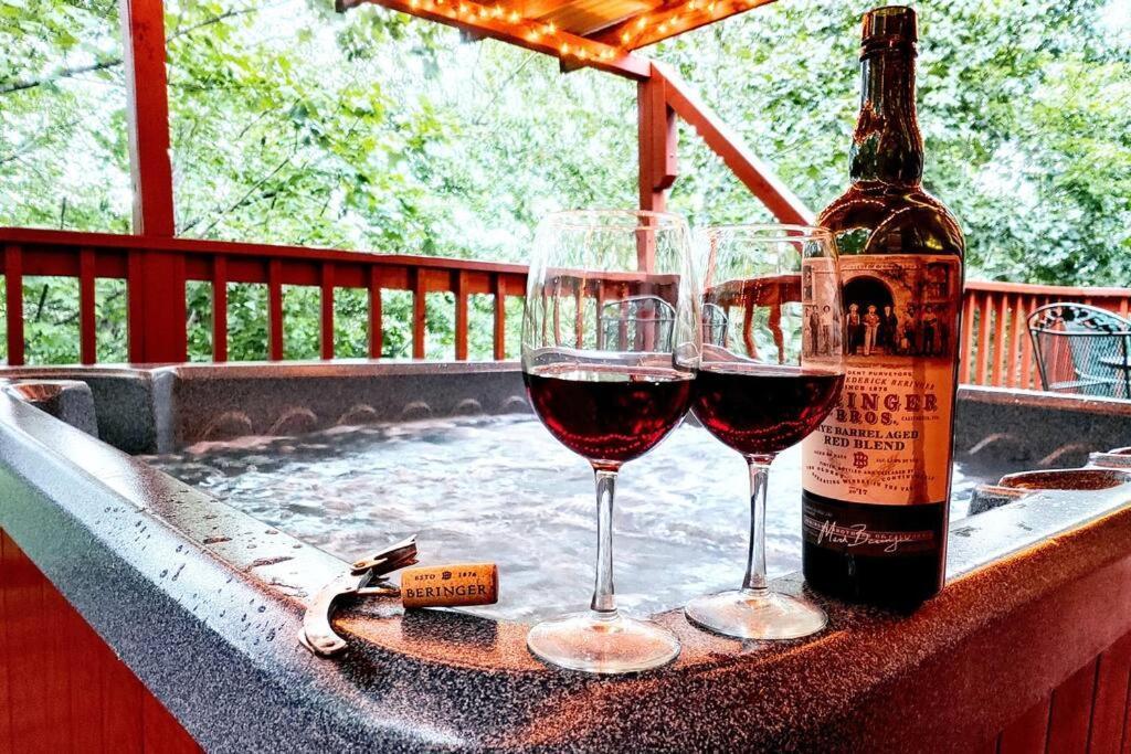 Four Private Suites - Hot Tub - Arcade - Fast Wi-Fi - One Minute To Parkway Fun Pigeon Forge Dış mekan fotoğraf