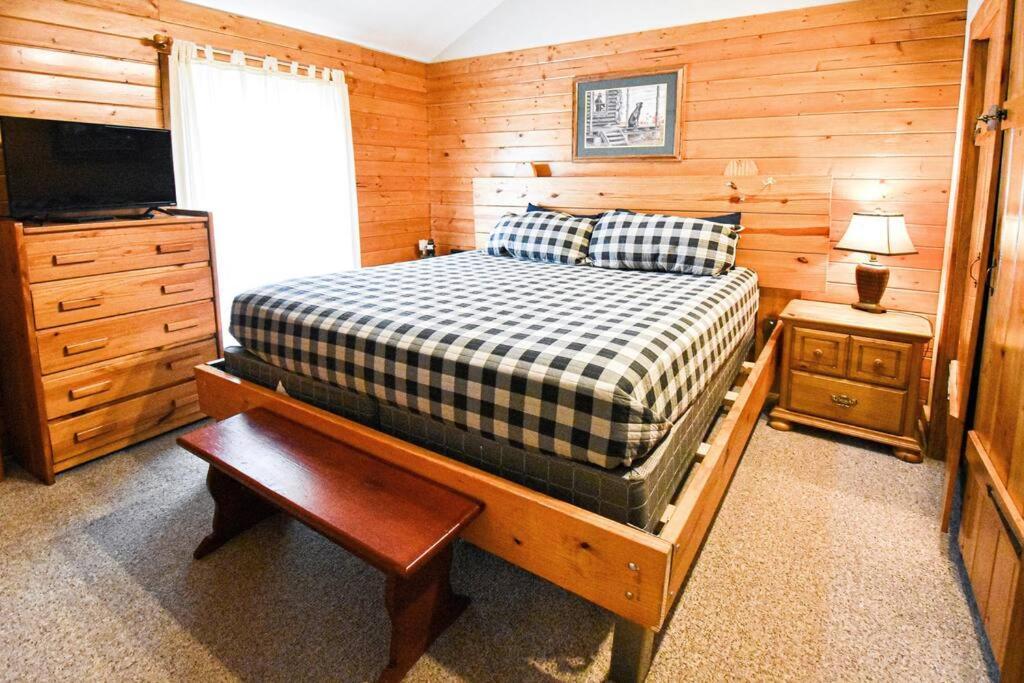 Four Private Suites - Hot Tub - Arcade - Fast Wi-Fi - One Minute To Parkway Fun Pigeon Forge Dış mekan fotoğraf
