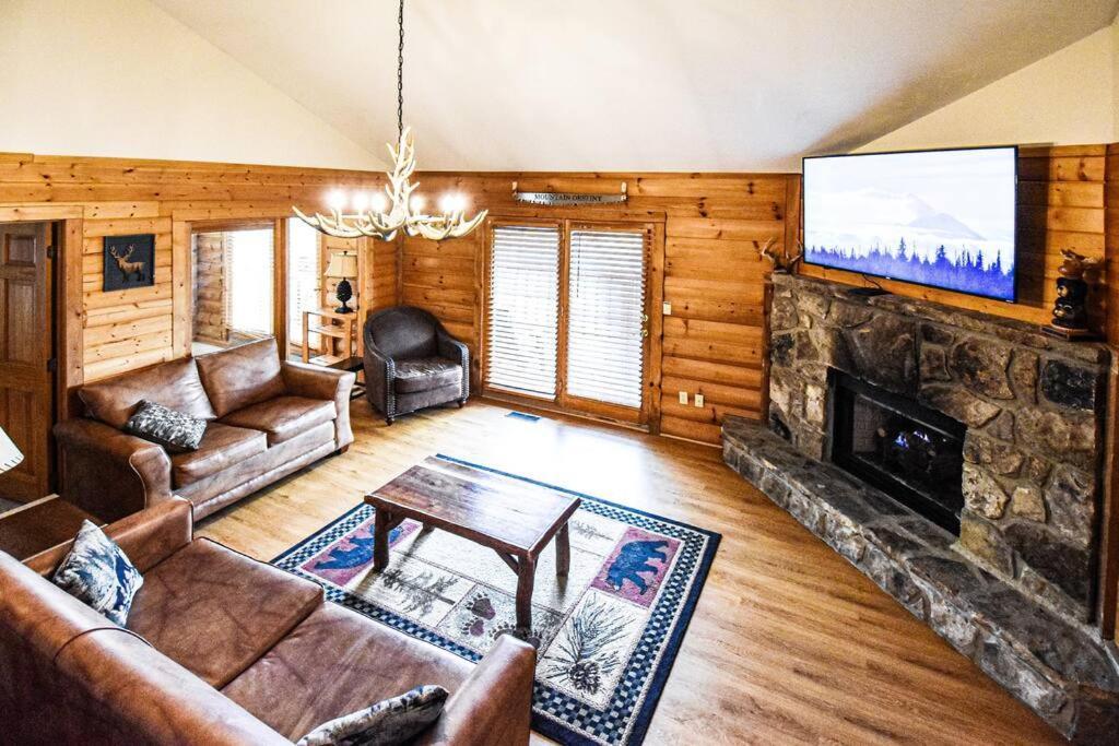Four Private Suites - Hot Tub - Arcade - Fast Wi-Fi - One Minute To Parkway Fun Pigeon Forge Dış mekan fotoğraf