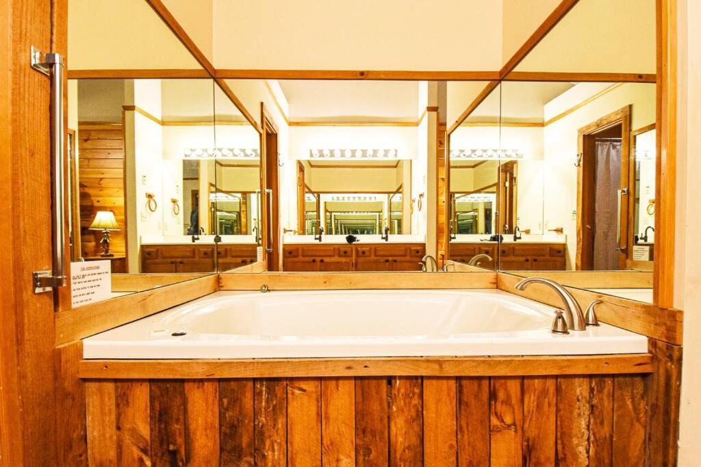 Four Private Suites - Hot Tub - Arcade - Fast Wi-Fi - One Minute To Parkway Fun Pigeon Forge Dış mekan fotoğraf