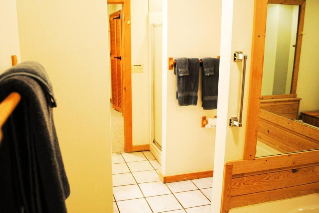 Four Private Suites - Hot Tub - Arcade - Fast Wi-Fi - One Minute To Parkway Fun Pigeon Forge Dış mekan fotoğraf