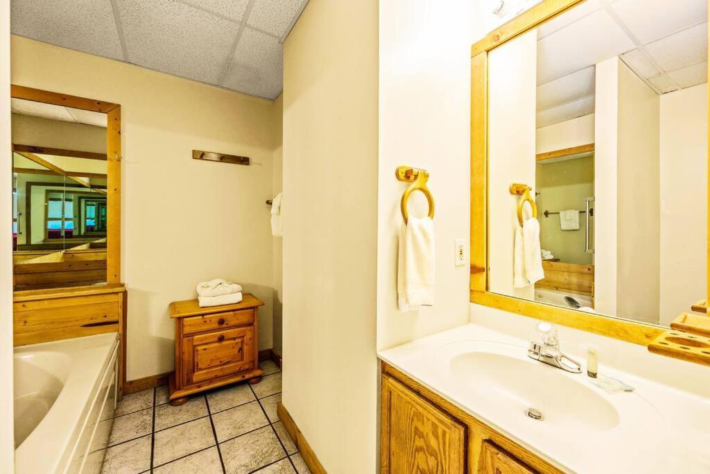 Four Private Suites - Hot Tub - Arcade - Fast Wi-Fi - One Minute To Parkway Fun Pigeon Forge Dış mekan fotoğraf