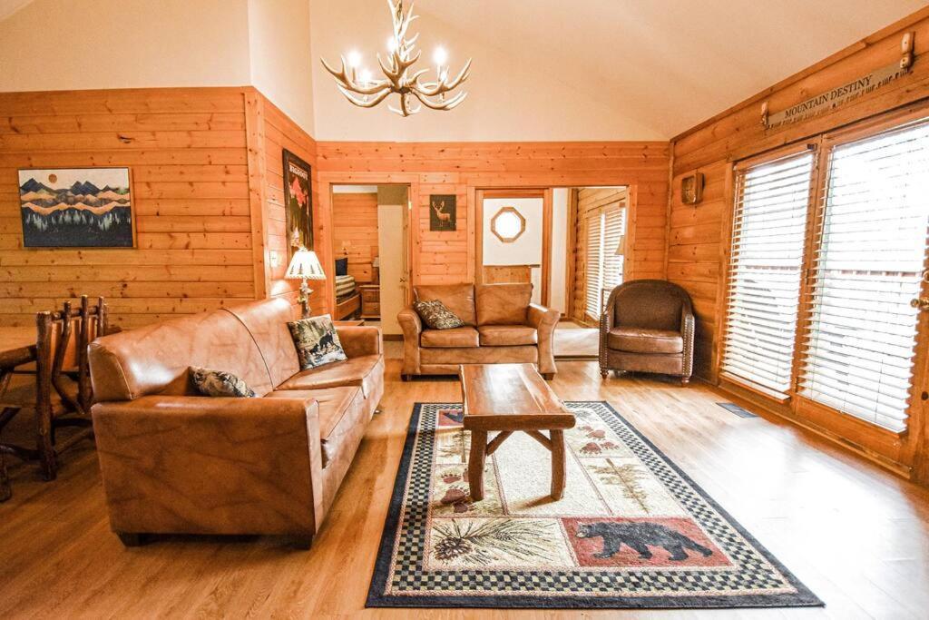 Four Private Suites - Hot Tub - Arcade - Fast Wi-Fi - One Minute To Parkway Fun Pigeon Forge Dış mekan fotoğraf