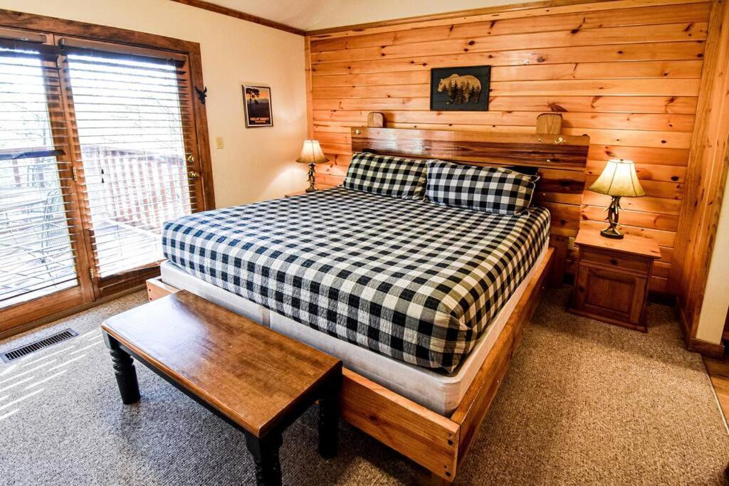 Four Private Suites - Hot Tub - Arcade - Fast Wi-Fi - One Minute To Parkway Fun Pigeon Forge Dış mekan fotoğraf