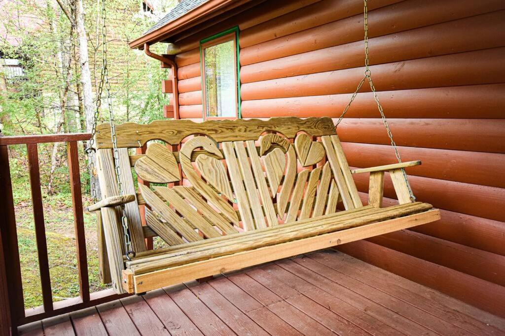Four Private Suites - Hot Tub - Arcade - Fast Wi-Fi - One Minute To Parkway Fun Pigeon Forge Dış mekan fotoğraf