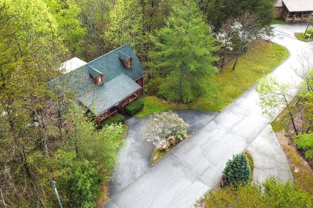 Four Private Suites - Hot Tub - Arcade - Fast Wi-Fi - One Minute To Parkway Fun Pigeon Forge Dış mekan fotoğraf