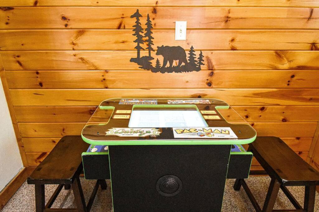 Four Private Suites - Hot Tub - Arcade - Fast Wi-Fi - One Minute To Parkway Fun Pigeon Forge Dış mekan fotoğraf