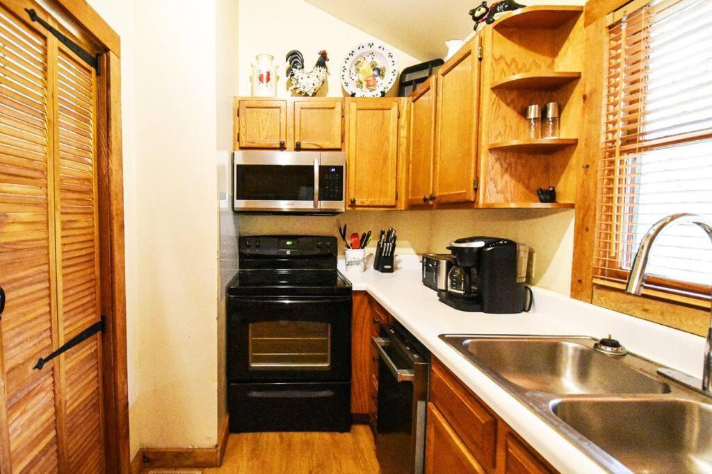 Four Private Suites - Hot Tub - Arcade - Fast Wi-Fi - One Minute To Parkway Fun Pigeon Forge Dış mekan fotoğraf